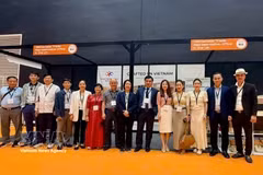 La délégation du Vietnam au salon du meuble Manchester Furniture Show (MFS) au Royaume-Uni. Photo : VNA
