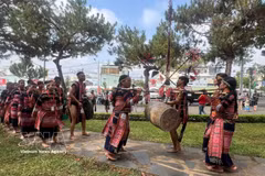 Des groupes villageois de percussionnistes et de joueurs de gongs participent au festival culturel des minorités ethniques de la province de Gia Lai. Photo : VNA