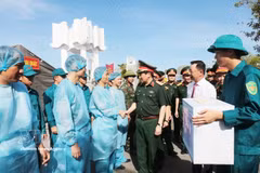 Le général de division Nguyen Duc Hung rend visite et encourage les équipes chargées de l’exhumation et des prélèvements d’échantillons biologiques destinés aux analyses ADN sur les restes de martyrs au cimetière des martyrs de Mong Cai. Photo : VNA