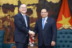 Le Premier ministre Pham Minh Chinh (droite) et Zhou Jiayi, président de PowerChina Asie-Pacifique. Photo: VNA