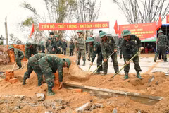 Des officiers et des soldats de la Région militaire 5 construisent en urgence de nouvelles maisons pour les habitants sinistrés de Dak Lak. Photo : VNA