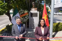 L’ambassadeur du Vietnam au Mexique, Nguyen Van Hai, et la maire d’Acapulco, Abelina López Rodríguez, coupent le ruban lors de la cérémonie d'inauguration du buste rénové du Président Ho Chi Minh à Acapulco. Photo : VNA