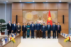 Le vice-président de l’Assemblée nationale du Vietnam Nguyen Doan Anh et la délégation de parlementaires américains. Photo: daibieunhandan.vn