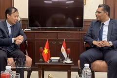 L'ambassadeur du Vietnam en Égypte, Nguyen Nam Duong (gauche) et le gouverneur du Gouvernorat de la Mer Rouge, Walid Al Barqi. Photo: VNA