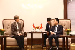 Le ministre vietnamien des Sciences et Technologies, Nguyen Manh Hung, et la ministre singapourienne du Développement numérique et de l’Information, Josephine Teo. Photo: VNA