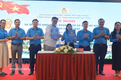 Signature d'un accord d'engagement entre la direction de l'entreprise et le syndicat de la Sarl Pegatron Vietnam. Photo : VNA