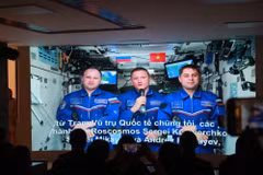 Des cosmonautes de l’agence spatiale russe Roscosmos - Sergei Mikayev, Sergey Kud-Sverchkov et Andrey Fedyayev - ont enregistré une vidéo depuis la SSI pour adresser leurs salutations et leurs vœux au Vietnam. Photo: Vienam+
