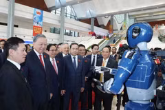 Le secrétaire général To Lam visite une exposition présentant les réalisations du gouvernement en matière de science, de technologie, d'innovation et de transformation numérique. Photo : VNA