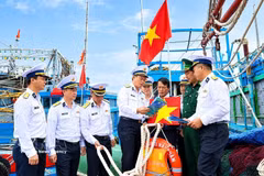 La Marine collabore étroitement avec les autorités locales pour sensibiliser la population à la lutte contre la pêche illicite, non déclarée et non réglementée (INN). Photo : VNA