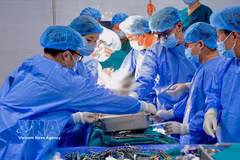 L’hôpital central de Huê a réalisé avec succès deux transplantations rénales consécutives grâce au système de conservation LifePort, portant à cinq le nombre total de greffes utilisant cette technologie. Photo: VNA