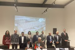Signature d'une lettre d'intention de coopération entre les deux parties lors du Forum d'affaires Bulgarie-Vietnam. Photo : VNA