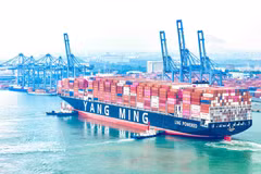 Le 23 octobre, le port international de Tan Cang – Cai Mep a accueilli pour la première fois le porte-conteneurs YM WAYFINDER. Photo: VNA