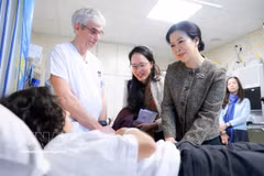Mme Ngo Phuong Ly visite l’Hôpital universitaire des enfants Reine Fabiola à Bruxelles. Photo: VNA