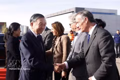 Des officiels belges ont fait leurs adieux au président To Lam et à son épouse Ngo Phuong Ly à l'aéroport militaire de Melsbroek à Bruxelles. Photo : VNA