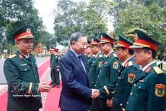 Le secrétaire général du Parti et président de l’État To Lam et les délégués lde a Division d’infanterie mécanisée 308. Photo: VNA
