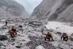 Les forces de secours et de sauvetage interviennent sur le site dévasté par des crues soudaines et des glissements de terrain dans le district de Gyirong, dans la région autonome du Tibet (Chine), le 29 août 2026. Photo : Xinhua/ VNA