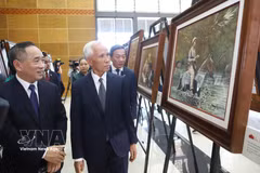 Khamphan Pheuyavong, chef de la Commission de propagande et de formation du Comité central du Parti lao, visite l'exposition. Photo : VNA