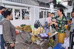 La coopérative de la province de Ca Mau, en collaboration avec le journal et la station de radio-télévision de Ca Mau, a organisé une foire OCOP (À chaque commune son produit), combinant vente directe et vente en direct en ligne afin de promouvoir les produits locaux. Photo : VNA