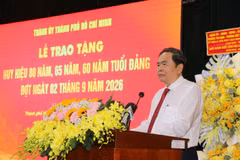 Le président de l’Assemblée nationale du Vietnam Tran Thanh Man à une cérémonie de décerner les Insignes commémoratifs pour 80, 65 et 60 ans d’appartenance au Parti en faveur des vétérans révolutionnaires des quartiers de Tan Dinh, Ben Thanh, Xuan Hoa et Sai Gon. Photo: VNA