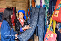 Les visiteurs découvrent la culture traditionnelle des H’Mong. Photo: VNA