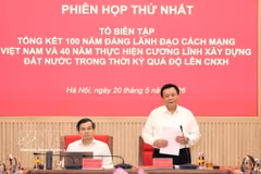 Le professeur et docteur Nguyen Xuan Thang, président du Conseil théorique central et chef du Groupe de rédaction, à la réunion. Photo: VNA