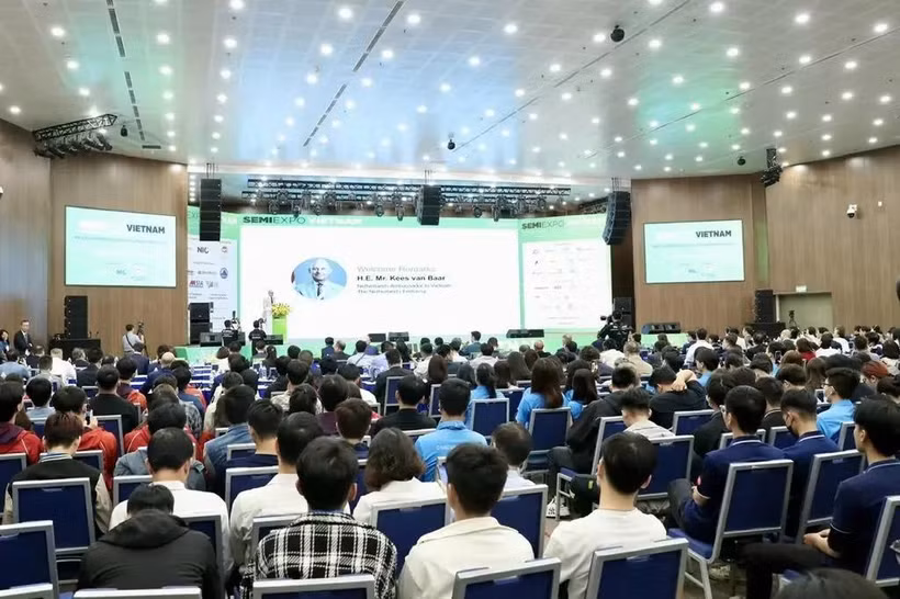 Lors de la conférence sur « la chaîne d'approvisionnement mondiale en équipements semi-conducteurs : opportunités pour le Vietnam ». Photo : NIC