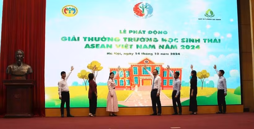 Des représentants de ministères, d'agences et d'organisations lors du lancement du prix ASEAN Eco-Schools Vietnam 2024. Photo: baotainguyenmoitruong.vn
