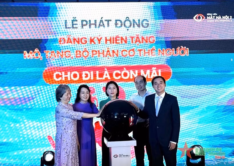 Cérémonie de lancement de la banque de tissus et de la section de don d'organes, de tissus, de cornées et d'organes humains à l'hôpital ophtalmologique 2. Photo : www.qdnd.vn