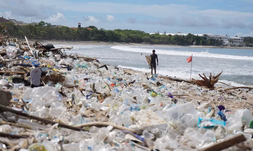 Des montagne de déchets plastiques sur la plage de Kuta à Bali. Photo : AAP