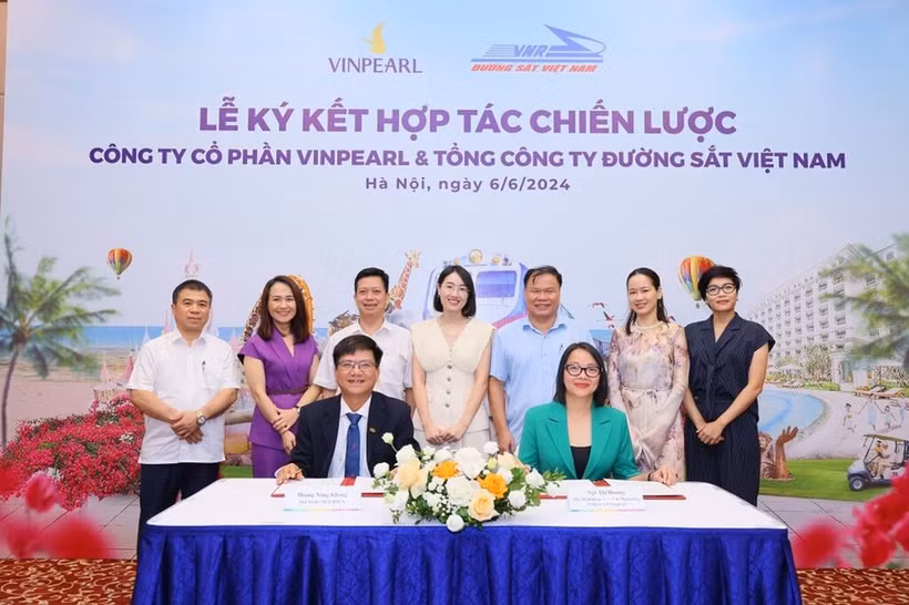 Lors de la signature d’un accord de coopération entre Vinpearl et la Compagnie générale des chemins de fer du Vietnam à Hanoï. Photo : VIN/CVN