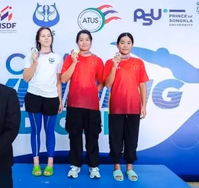 Les sportifs vietnamiens à la 18e Coupe du monde CMAS de nage avec palmes, tour 4, à Phuket, en Thaïlande. Photo: HCMSM