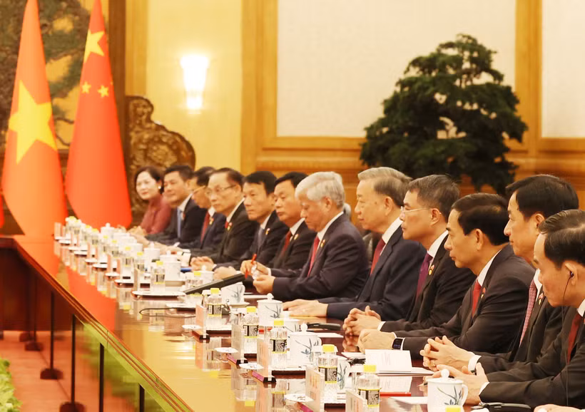 Le SG du Parti et président To Lam et la haute délégation du Vietnam lors de l'entretien. Photo: VNA