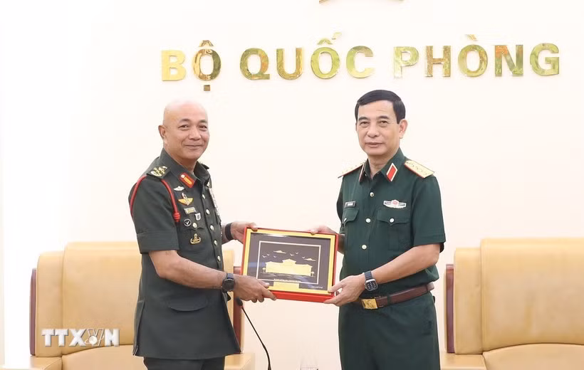 Le général Phan Van Giang, membre du Politburo, secrétaire adjoint de la Commission militaire centrale et ministre de la Défense (droite) et le général Tan Sri Datuk Seri Mohammad bin Ab Rahman, commandant des forces de défense malaisiennes. Photo: VNA