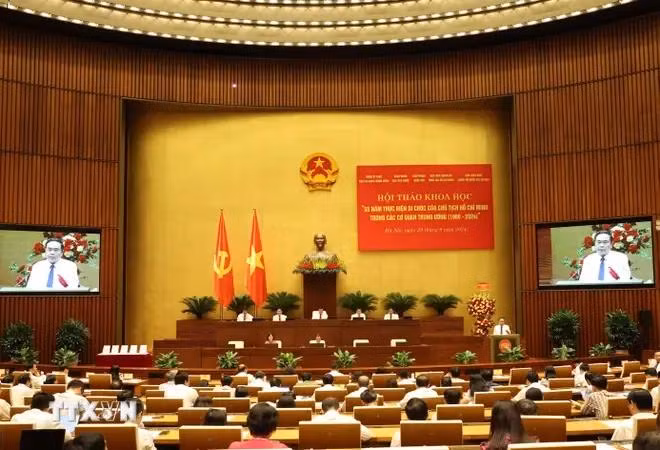 Le président de l'Assemblée nationale Trân Thanh Mân prend la parole lors du colloque. Photo: VNA