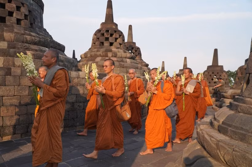 Un pèlerinage de moines et nonnes vers le temple de Borobudur en Indonésie. Photo : VNA