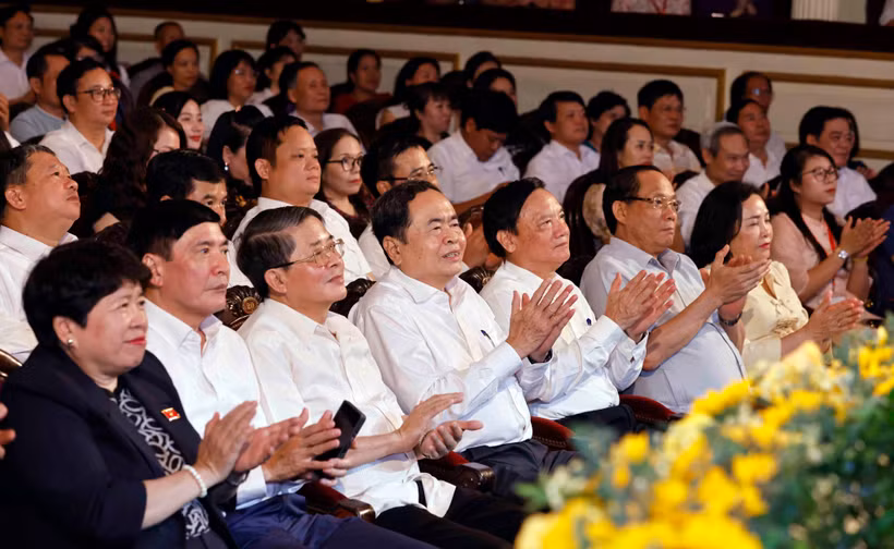 Des délégués au Spectacle spécial "Soleil de Ba Dinh" à Hanoï. Photo : VNA