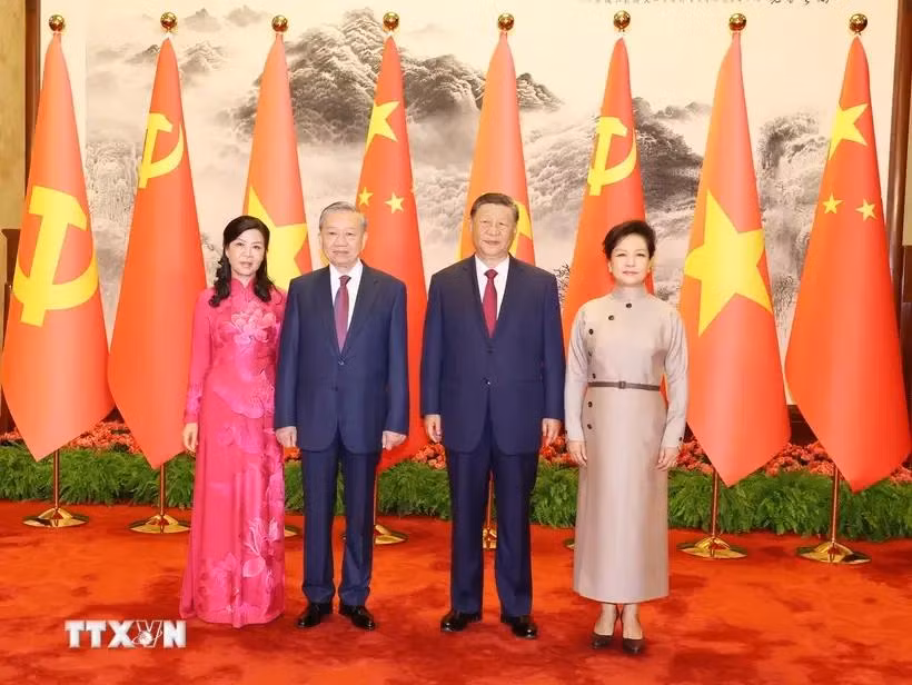 Le secrétaire général du Parti communiste chinois, président chinois Xi Jinping, son épouse et le secrétaire général du Parti communiste du Vietnam et président vietnamien To Lam (2 à gauche) et son épouse (août 2024). Photo : VNA