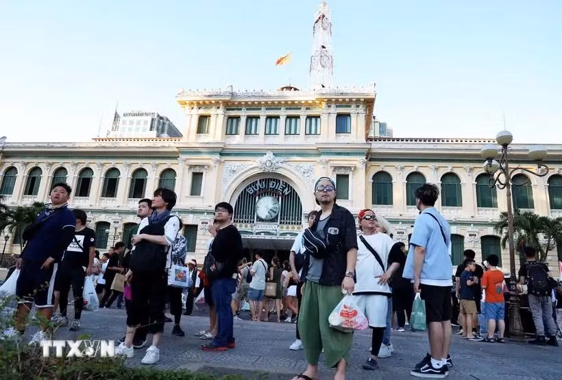 Des touristes sud-coréens visitent la Poste centrale, la destination la plus célèbre d'Hô Chi Minh-Ville. Photo: VNA
