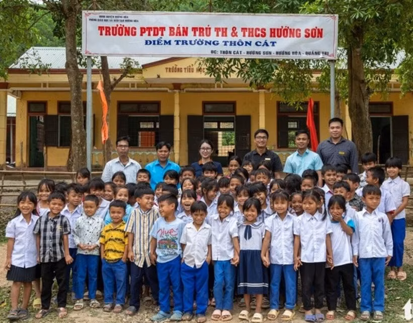 Élèves et professeurs de l’antenne du collège-internat des minorités ethniques de Huong Son dans le village de Cat. Photo : TT/CVN