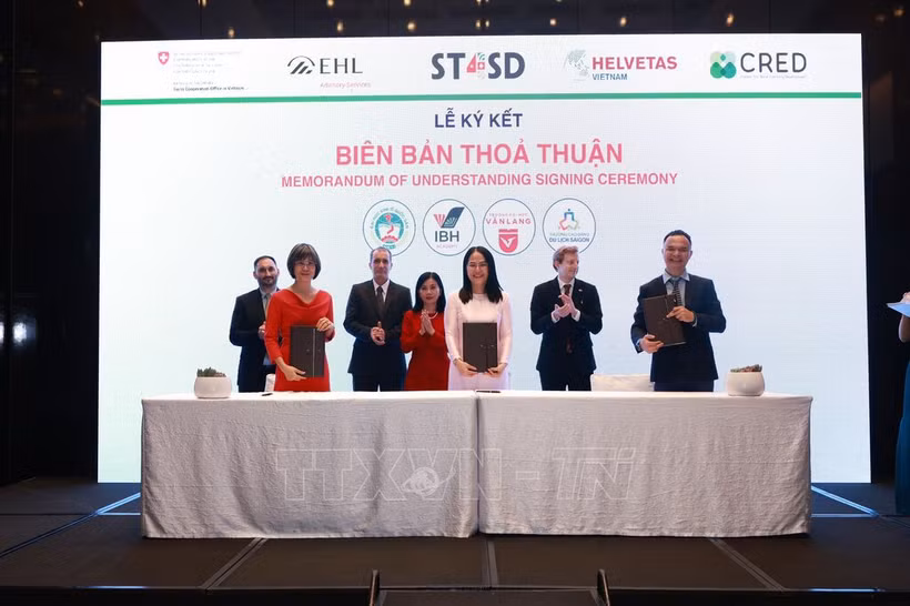 La cérémonie de signature d'un protocole d'accord entre le Vietnam et la Suisse. Photo : VNA
