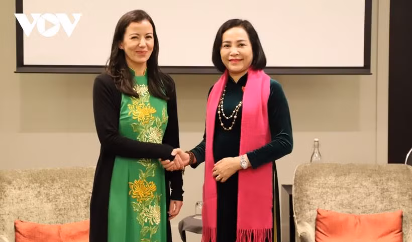Pham Thi Ngoc Lan et la vice-présidente de l'Assemblée nationale du Vietnam Nguyen Thi Thanh (droite) en Nouvelle-Zélande. Photo : VNA