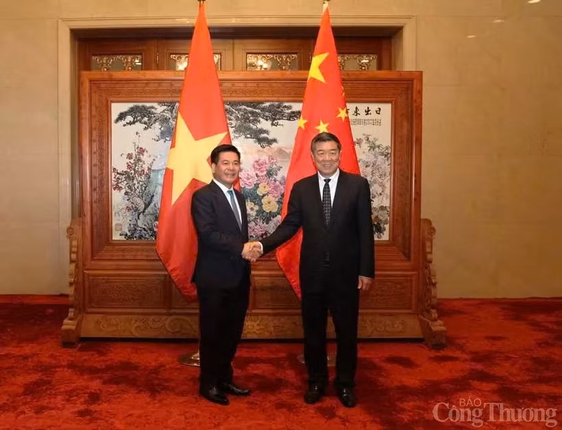 Le ministre vietnamien de l'Industrie et du Commerce Nguyen Hong Dien (gauche) a eu une entrevue le 30 septembre à Pékin avec le vice-Premier ministre chinois He Lifeng. Photo : VNA
