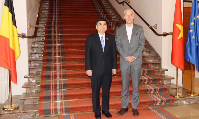 Nguyên Dac Vinh (gauche) et Andries Gryffroys, premier vice-président du Sénat belge. Photo : Huong Giang/VNA