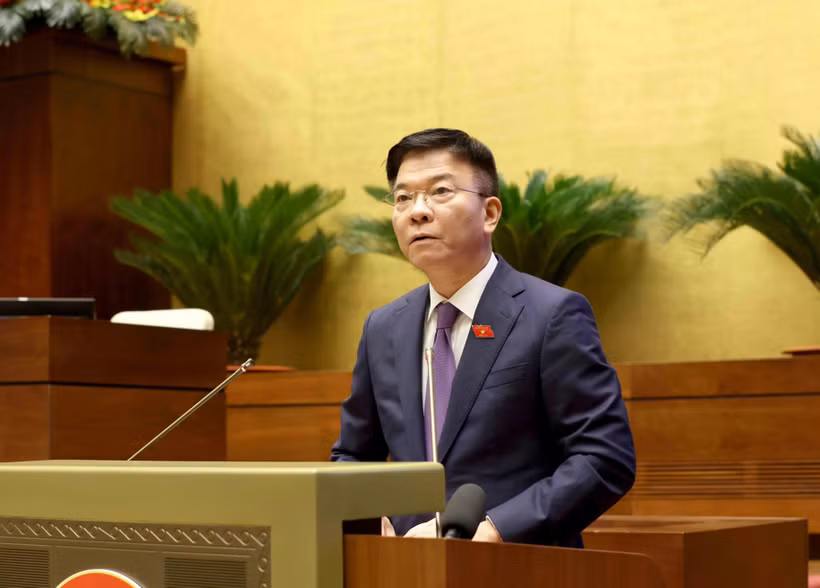 Le vice-Premier ministre Le Thanh Long présente la proposition à l'AN. Photo: VNA