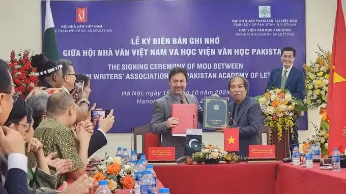 Cérémonie de signature d'un protocole de coopération entre l'Association des écrivains vietnamiens et l'Institut de littérature du Pakistan. Photo: sggp.org.vn