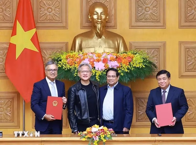 Le Premier ministre Pham Minh Chinh (2e à partir de la droite) et le président et directeur général de NVIDIA, Jensen Huang (2e à partir de la gauche), lors de la cérémonie de signature d'un accord de coopération entre le gouvernement vietnamien et le géant américain des puces électroniques sur la création d'un centre de recherche et développement en IA et d'un centre de données IA au Vietnam. Photo : VNA