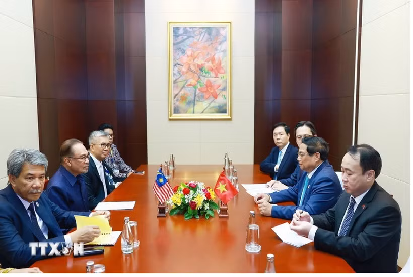 Le Premier ministre Pham Minh Chinh rencontre son homologue malaisien Anwar Ibrahim. Photo : VNA