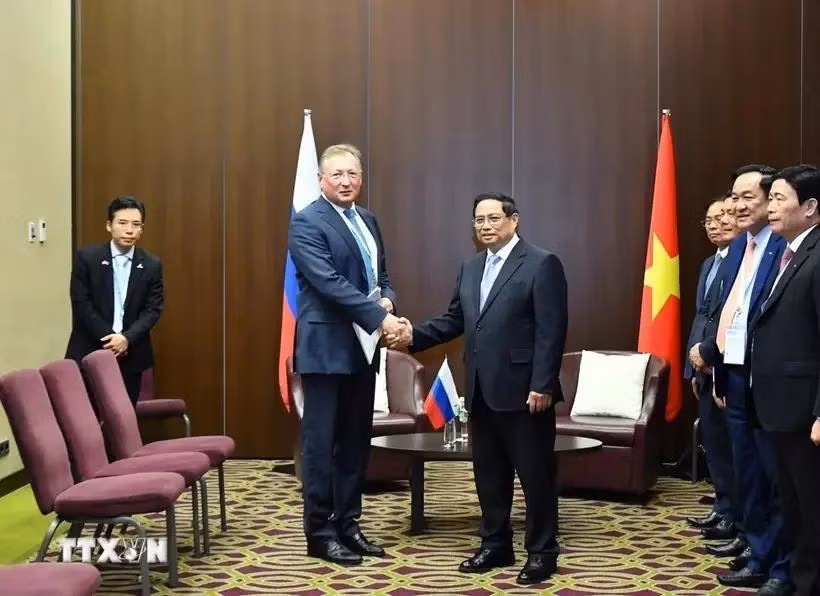 Le Premier ministre Pham Minh Chinh (à droite) et le directeur général de la société russe Zarubezhneft, Kudryashov Sergueï Ivanovitch. Photo : VNA
