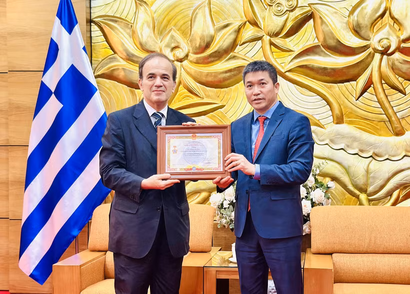 Le président de l'Union des organisations d'amitié du Vietnam (VUFO), Phan Anh Son (à droite), a décerné l’Insigne "Pour la paix et l'amitié entre les peuples" à l'ambassadeur de Grèce au Vietnam Georgios Stilianopoulos. Photo : VNA