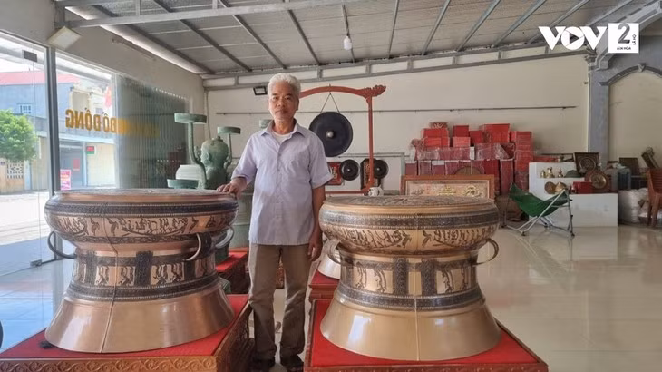Nguyên Ba Châu, l’artisan qui redonne la vitalité à la fonte de bronze. Photo : VOV
